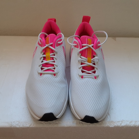 Nike - Picture 2 of 4